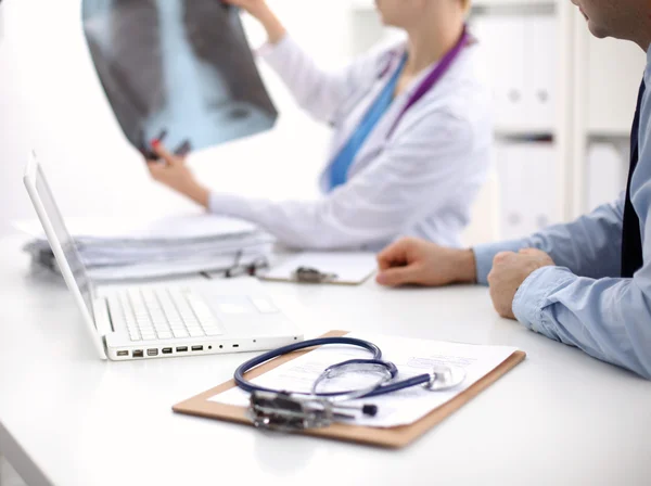 Bir hasta sallayarak çekici kadın doktor ofisinde eller