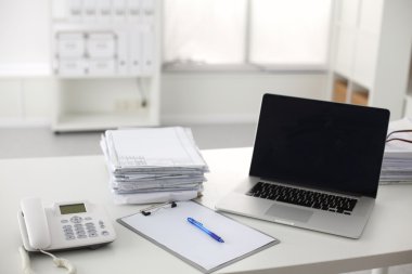 Ofis Masası bilgisayar kağıt raporları bir yığın iş formları