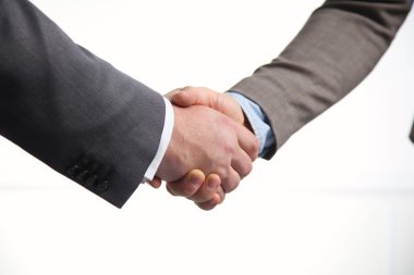 Bir iş el sıkışma, beyaz arka plan üzerinde closeup