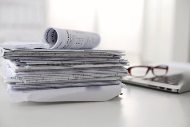 Ofis Masası bilgisayar kağıt raporları bir yığın iş formları