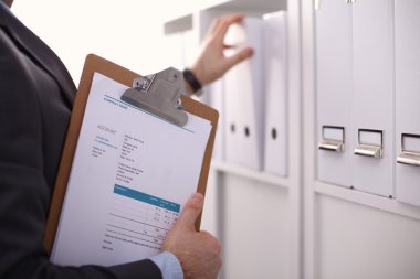 boş bir beyaz tahta tutan işadamı