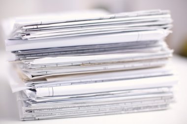 Büyük kağıt, masanın üzerindeki belgeler yığını