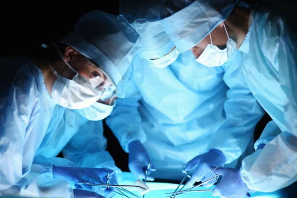 Cirujano de equipo en el quirófano — Foto de Stock