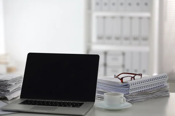 Irodai íróasztal egy boglya-ból számítógép papír jelentések munka formái — Stock Fotó