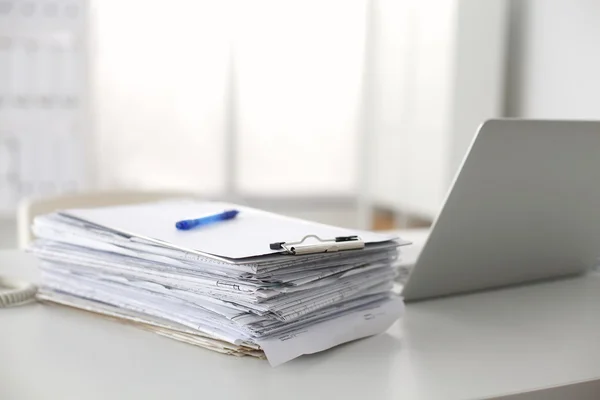 Escritorio de oficina una pila de informes de papel de computadora formularios de trabajo —  Fotos de Stock