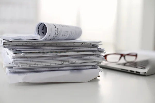Ofis Masası bilgisayar kağıt raporları bir yığın iş formları — Stok fotoğraf