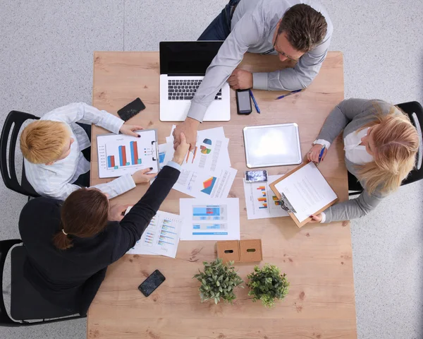 Gruppe von Geschäftsleuten, die zusammen auf weißem Hintergrund arbeiten — Stockfoto