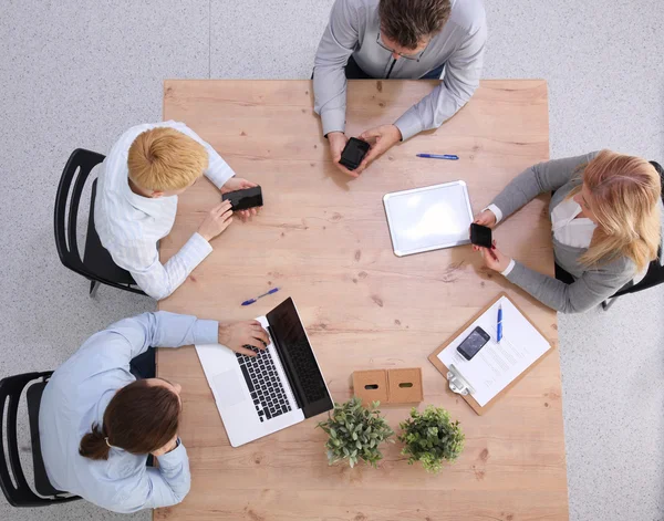 Groupe de gens d'affaires travaillant ensemble sur fond blanc — Photo