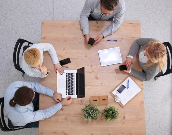 Groep van mensen uit het bedrijfsleven samen te werken op witte achtergrond — Stockfoto