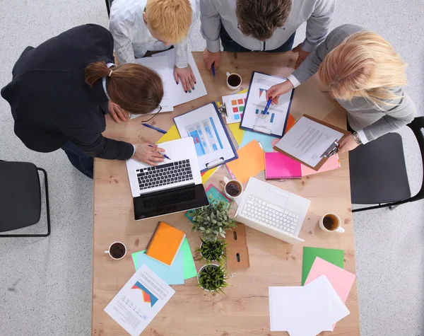 Gruppe von Geschäftsleuten, die zusammen auf weißem Hintergrund arbeiten — Stockfoto