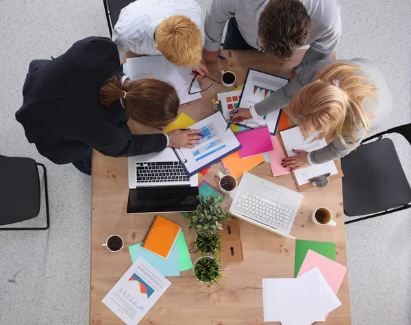 Groep van mensen uit het bedrijfsleven samen te werken op witte achtergrond — Stockfoto