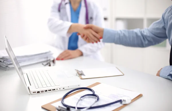 Attraktive Ärztin beim Händeschütteln einer Patientin in ihrem Büro — Stockfoto