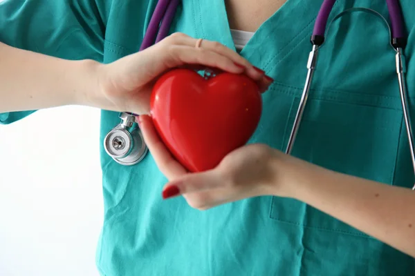 Medic cu stetoscop care examinează inima roșie — Fotografie, imagine de stoc