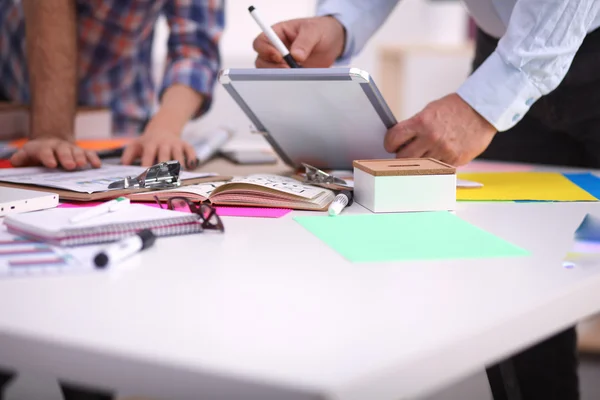 Junge Geschäftsleute arbeiten im Büro an neuem Projekt — Stockfoto