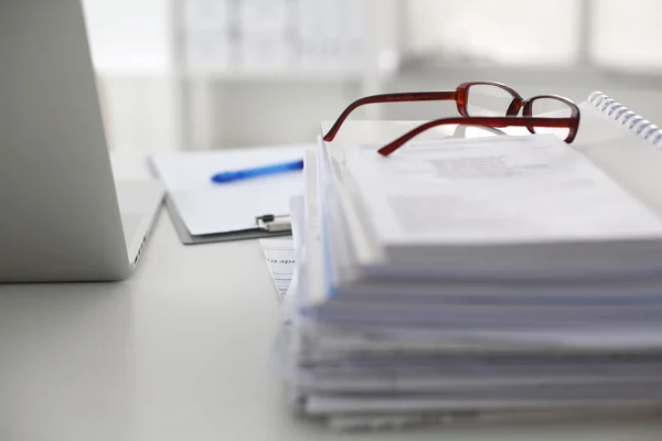 Escritorio de oficina una pila de informes de papel de computadora formularios de trabajo —  Fotos de Stock