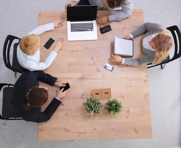 Skupina podnikatelů pracují společně na bílém pozadí — Stock fotografie