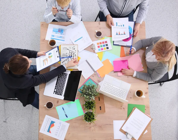 Gruppe von Geschäftsleuten, die zusammen auf weißem Hintergrund arbeiten — Stockfoto