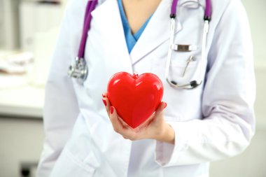 Doktor stetoskop kırmızı kalp incelenmesi ile