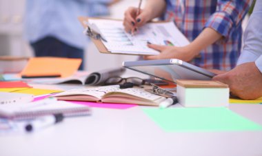 Yeni bir proje üzerinde çalışan genç iş adamları