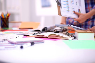 Yeni bir proje üzerinde çalışan genç iş adamları