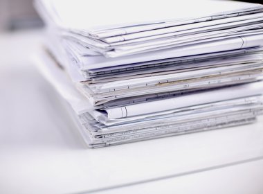 Büyük kağıt, masanın üzerindeki belgeler yığını