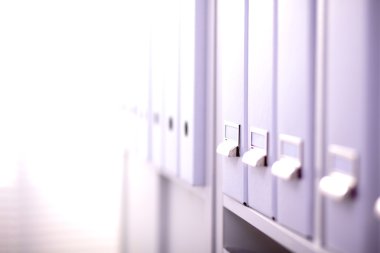 Dosya klasörleri, arka planda raflarda duran