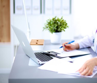 Bilgisayar, beyaz ceket genç kadın doktor portresi