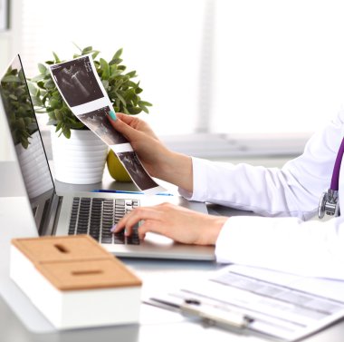 Bilgisayar, beyaz ceket genç kadın doktor portresi