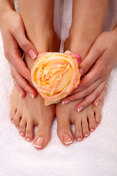 Hermosos pies con perfecto spa francés uñas pedicura — Foto de Stock