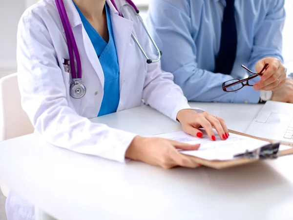 Atractiva doctora dándole la mano a un paciente en su consultorio — Foto de Stock