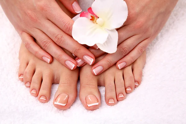 Hermosos pies con perfecto spa francés uñas pedicura — Foto de Stock