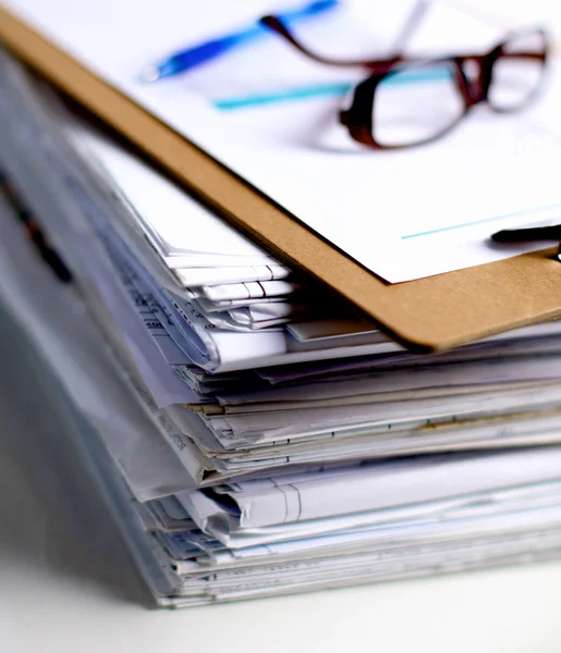 Stor bunt med papper, dokument på skrivbordet — Stockfoto