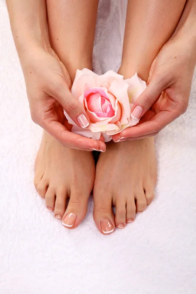 Schöne Füße mit perfekter französischer Nagelpediküre — Stockfoto