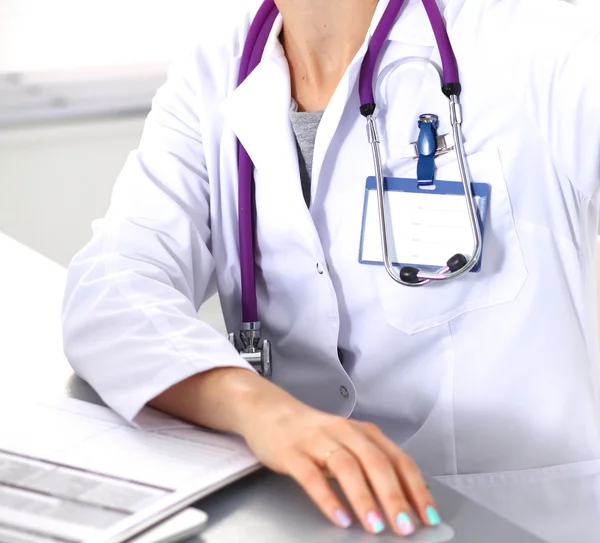 Retrato de una joven doctora en bata blanca en la computadora — Foto de Stock