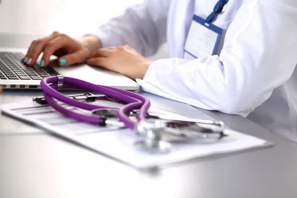 Retrato de una joven doctora en bata blanca en la computadora — Foto de Stock