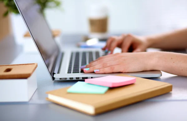 Junge Geschäftsfrau arbeitet an einem Laptop — Stockfoto