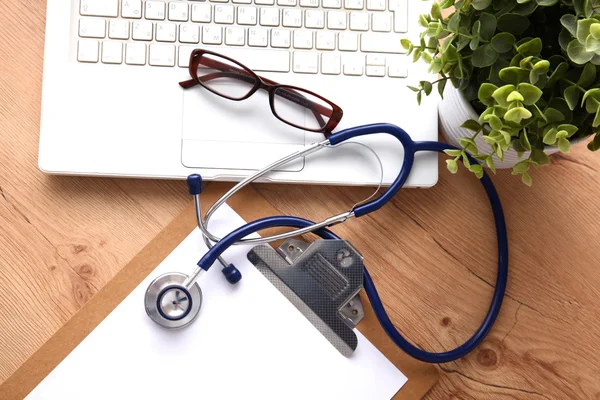 Stethoscope on laptop keyboard. Concept 3D image — Stock Photo, Image