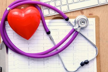 Stetoskop laptop klavye üzerinde. Kavram 3d görüntü