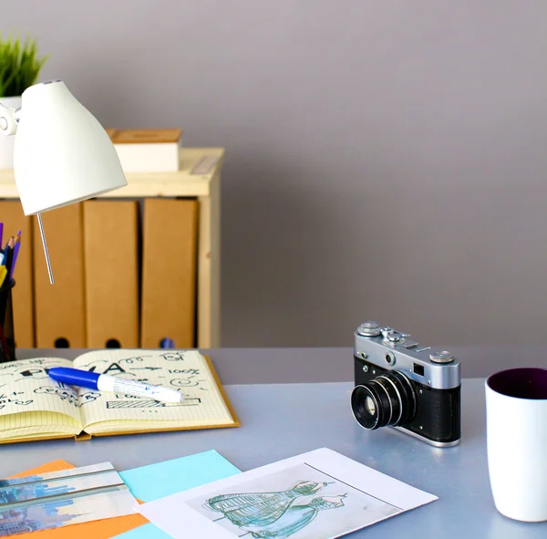 カメラとツール、カップを持つデザイナー テーブル — ストック写真