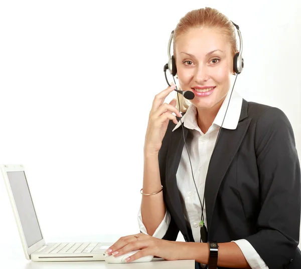 Callcenter-Betreiberin mit Kopfhörer surft auf ihrem Computer — Stockfoto