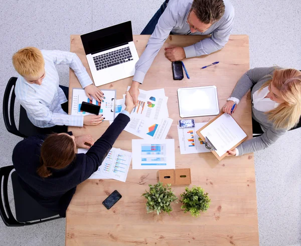 Groupe de gens d'affaires travaillant ensemble sur fond blanc — Photo