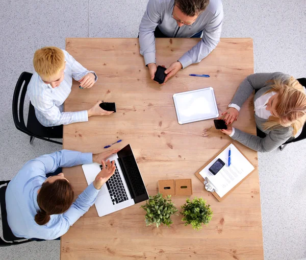 Groupe de gens d'affaires travaillant ensemble sur fond blanc — Photo