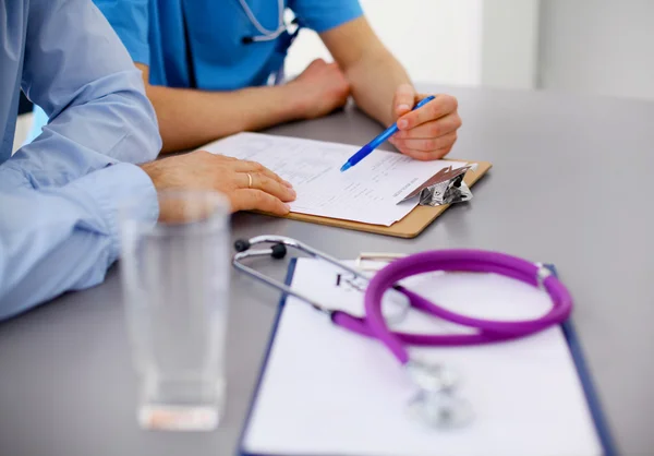 Médico de familia pasa consulta en el consultorio — Foto de Stock