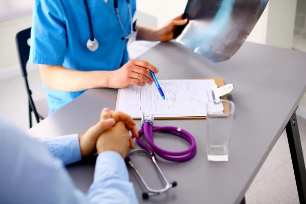 Médico de familia pasa consulta en el consultorio — Foto de Stock