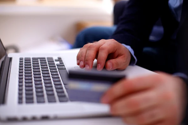 Geschäftsmann verwendet seine Kreditkarte für eine Online-Transaktion — Stockfoto