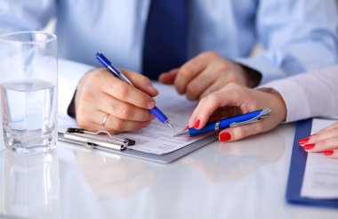 Bir hasta sallayarak çekici kadın doktor ofisinde eller