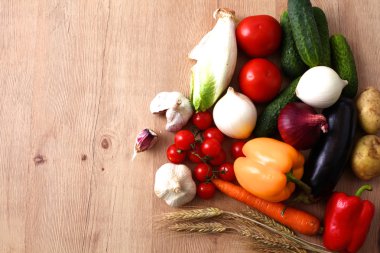 Çeşitli ham organik sebze ahşap masa ile kompozisyon