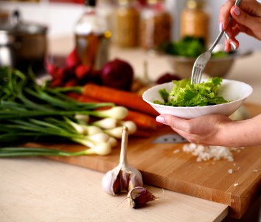 Sebze salatası - atış closeup hazırlanıyor aşçılar eller