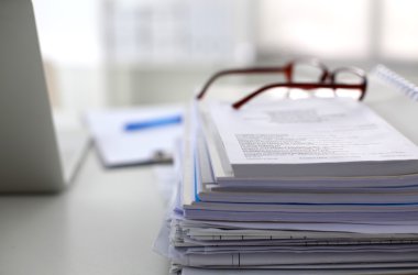 Ofis Masası bilgisayar kağıt raporları bir yığın iş formları