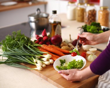 Sebze salatası - atış closeup hazırlanıyor aşçılar eller